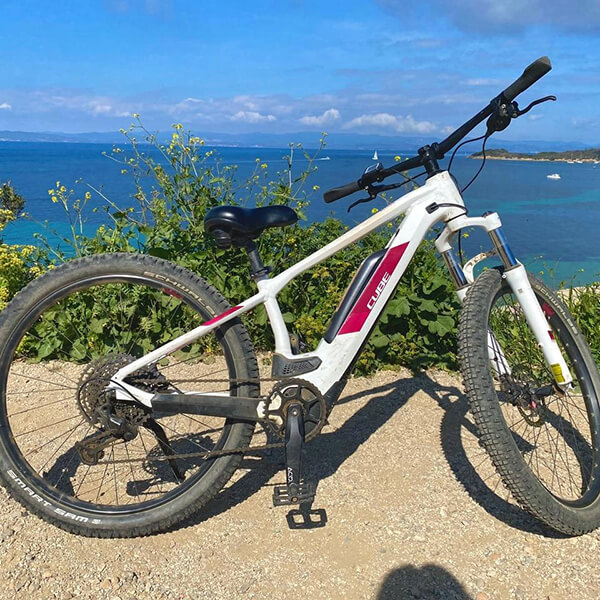 vtt-electrique-femme-indien-location-velos-porquerolles